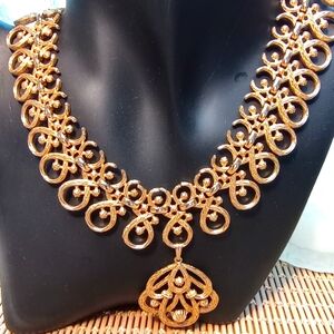 Vintage Crown Trifari Gold tone ARABESQUE Pendant Necklace 15" plus extender